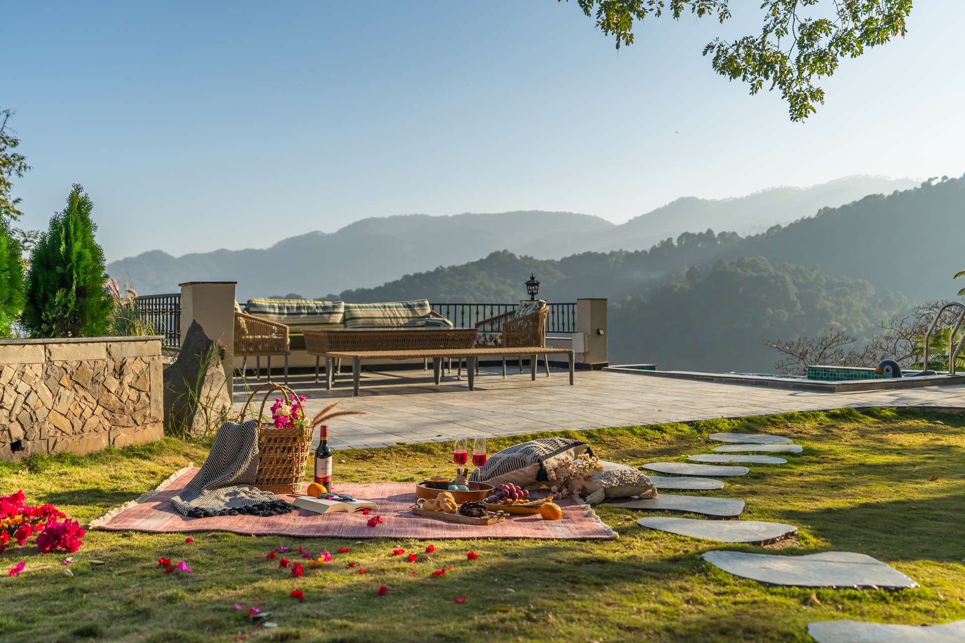 Lawns that are lush and luxurious, leading local landscapes with endless life