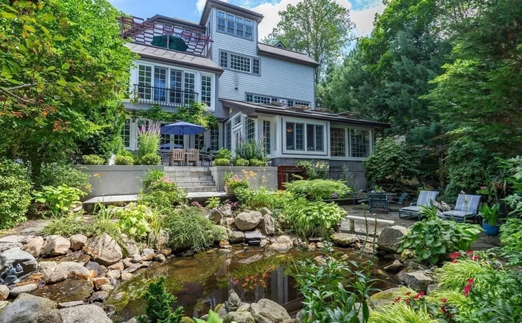 Luxury Living in Boynton: Homes with AC and Garage Space